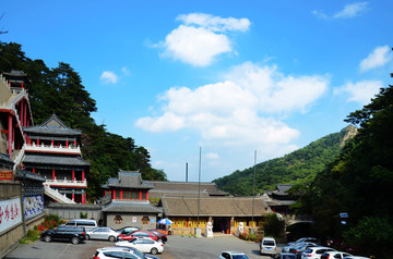 千山五龙宫广场正门与依山建筑群