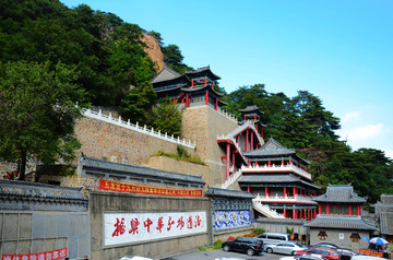 千山五龙宫依山建筑群与松树山林