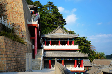 千山五龙宫依山建筑与松树