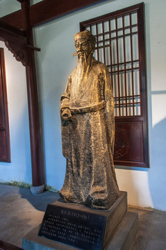 孔仁玉雕像