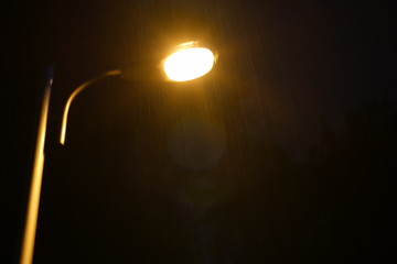 夜雨路灯