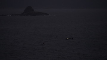凌晨海面孤舟