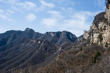 蓝天下将军寨山