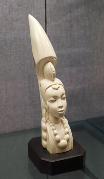 象牙雕妇女胸像