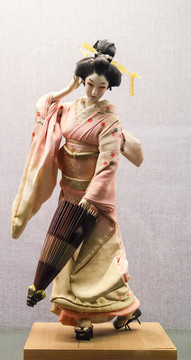 日本绢制持伞人偶