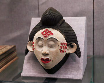 加蓬彩绘木雕面具