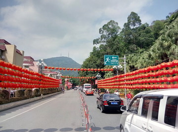 春节圭峰山圭峰路的灯笼