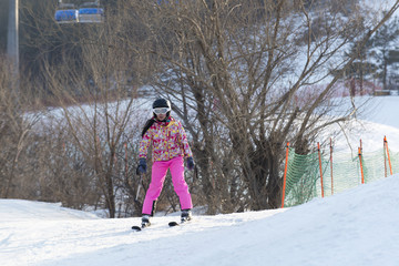 穿粉色滑雪服的女滑雪者