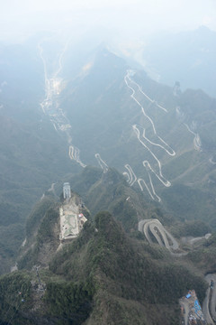 俯瞰张家界天门山公路奇观