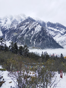 山峰积雪