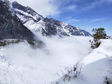 蓝天白云雪山