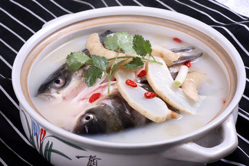 鮮天麻燉魚頭