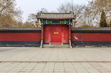 武圣园内的中式古典红色庙门