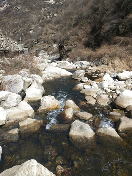 山间溪流