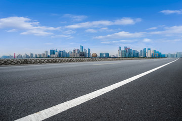 城市道路和天际线