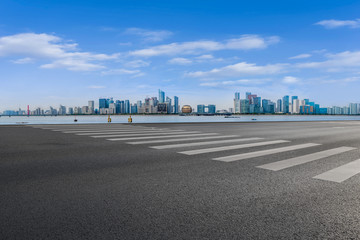 公路和城市天际线