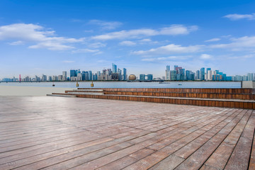 空荡荡的地砖和杭州城市天际线