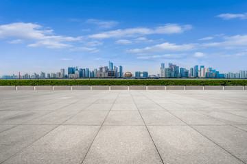 空荡荡的地砖和杭州城市天际线