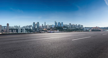 无人的道路和远处城市景观