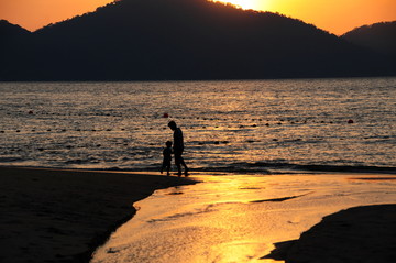 巴都丁宜海滩的夕阳