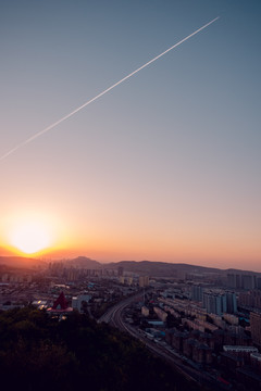 夜幕上空的飞机线