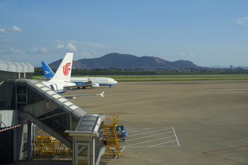 杭州机场停机坪登机桥及民航客机