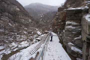 雪中山谷