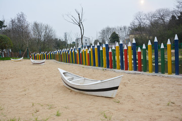 沙滩小木船
