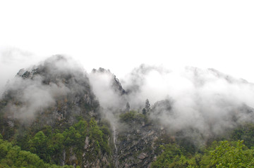 云雾缭绕的山脉