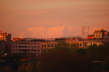 喀什市中心看帕米尔高原雪山