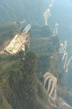 俯瞰张家界天门山公路奇观