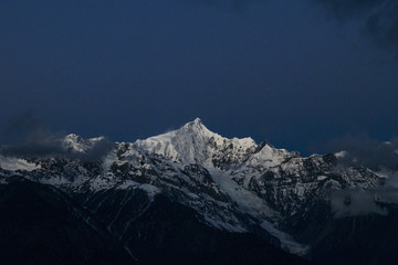 香格里拉梅里雪山卡瓦格博夜景