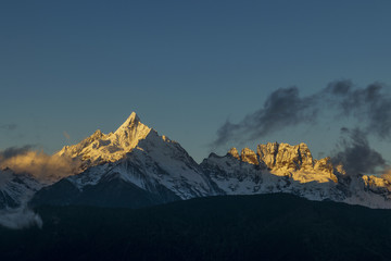 香格里拉梅里雪山日照金山日出