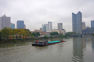 杭州大运河上的货船