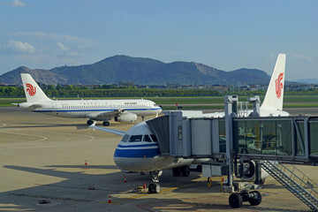 杭州机场停机坪登机桥及民航客机