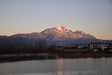 玉龙雪山日出金山