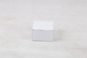 白色纸盒包装