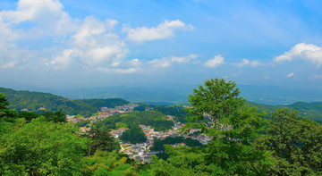 群山环抱的小山村