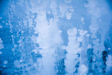 冬季冰面气泡