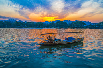 夕阳泛舟西湖