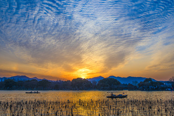 西湖游船夕阳