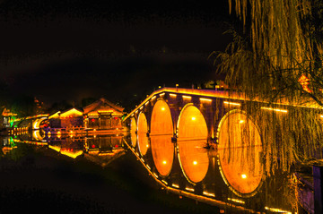 夜色中的拱桥