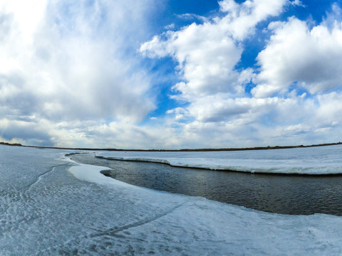 晴空万里河流冰天雪地冬天晴天