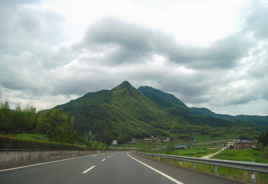 公路前头的大山