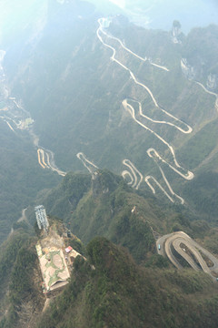 俯瞰張家界天門山公路奇觀