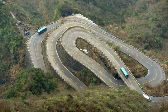 俯瞰张家界天门山公路奇观