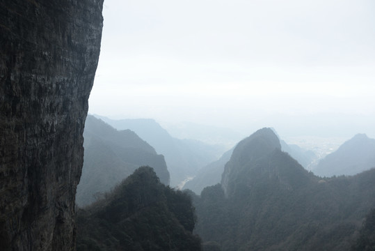 从天门山天门洞远眺高山丘壑