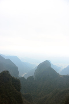 从天门山天门洞远眺高山丘壑