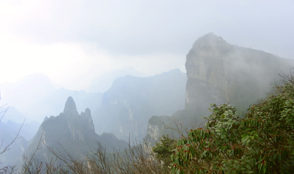 云雾中的张家界天门山鲲鹏顶