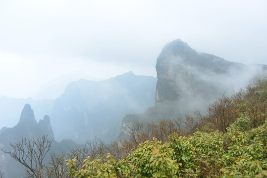 云雾中的张家界天门山鲲鹏顶